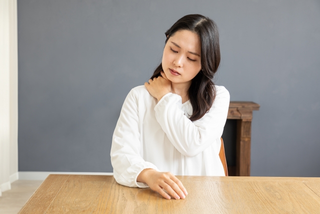 首の痛み
